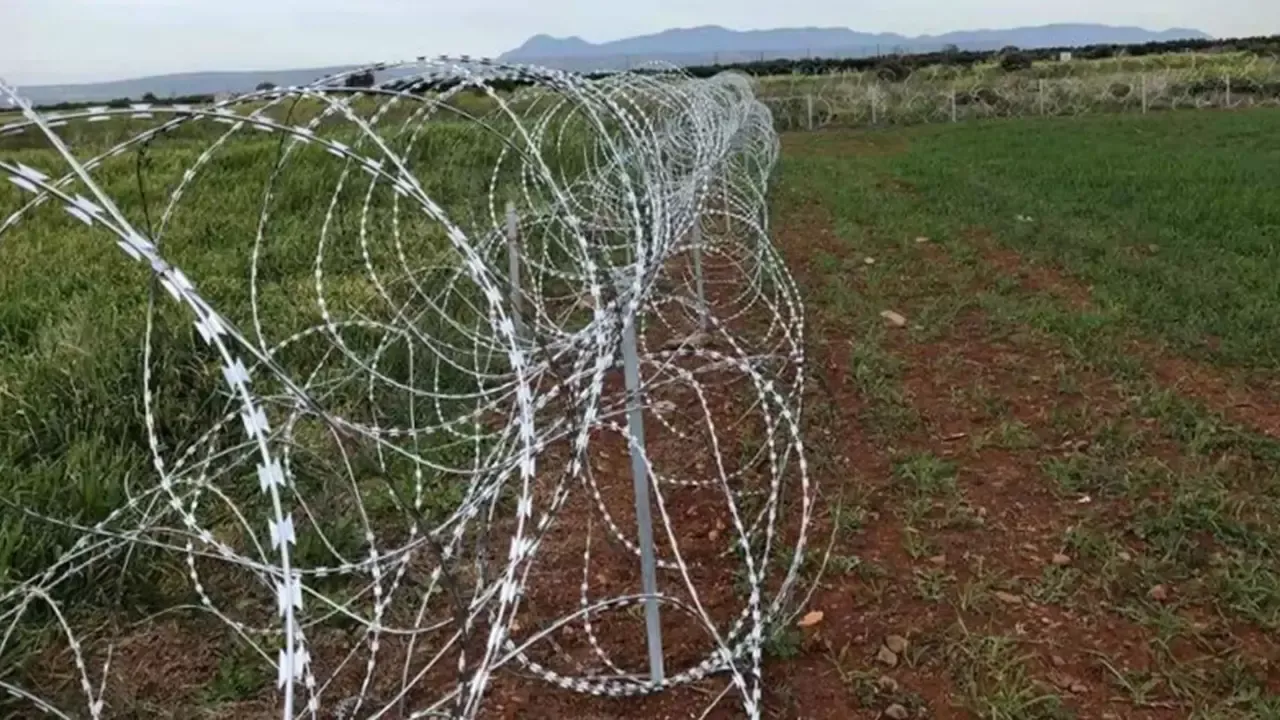 Güney Kıbrıs'ta kaçak mülteci akınları için ara bölgeye tel çekilmesi işlemi askıda