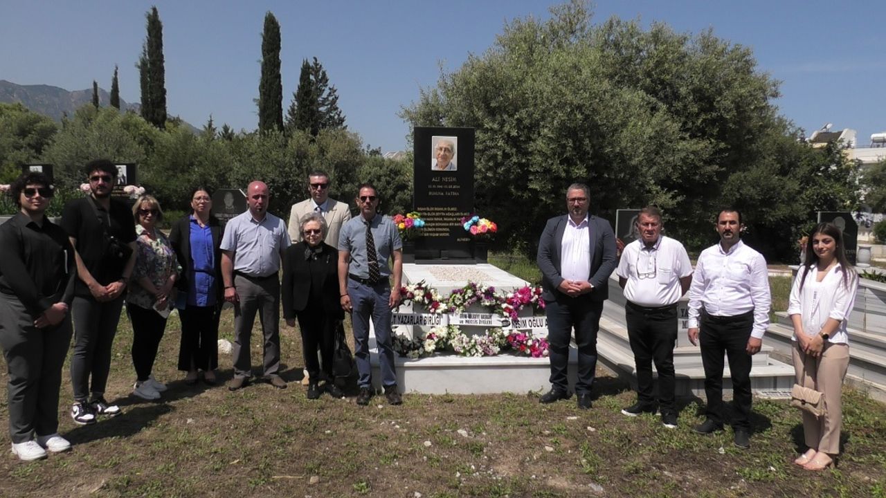 Şair ve araştırmacı yazar Ali Nesim, 9’uncu ölüm yıl dönümünde Zeytinlik Mezarlığı’ndaki kabri başında anıldı