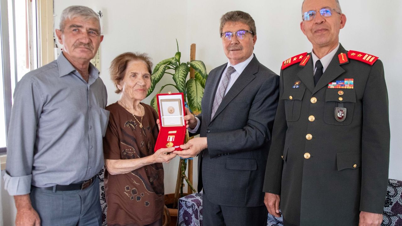 Başbakan Üstel, Neriman Yıldızal'a mücahitlik madalyası taktim etti