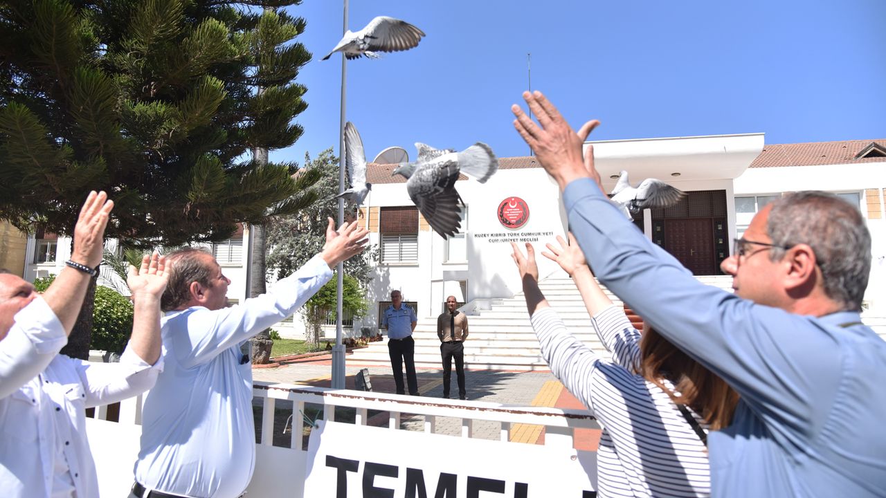 Gazeteciler Birliği, 3 Mayıs Dünya Basın Özgürlüğü Günü etkinliklerine Meclis önünde posta güvercinleri uçurarak başladı
