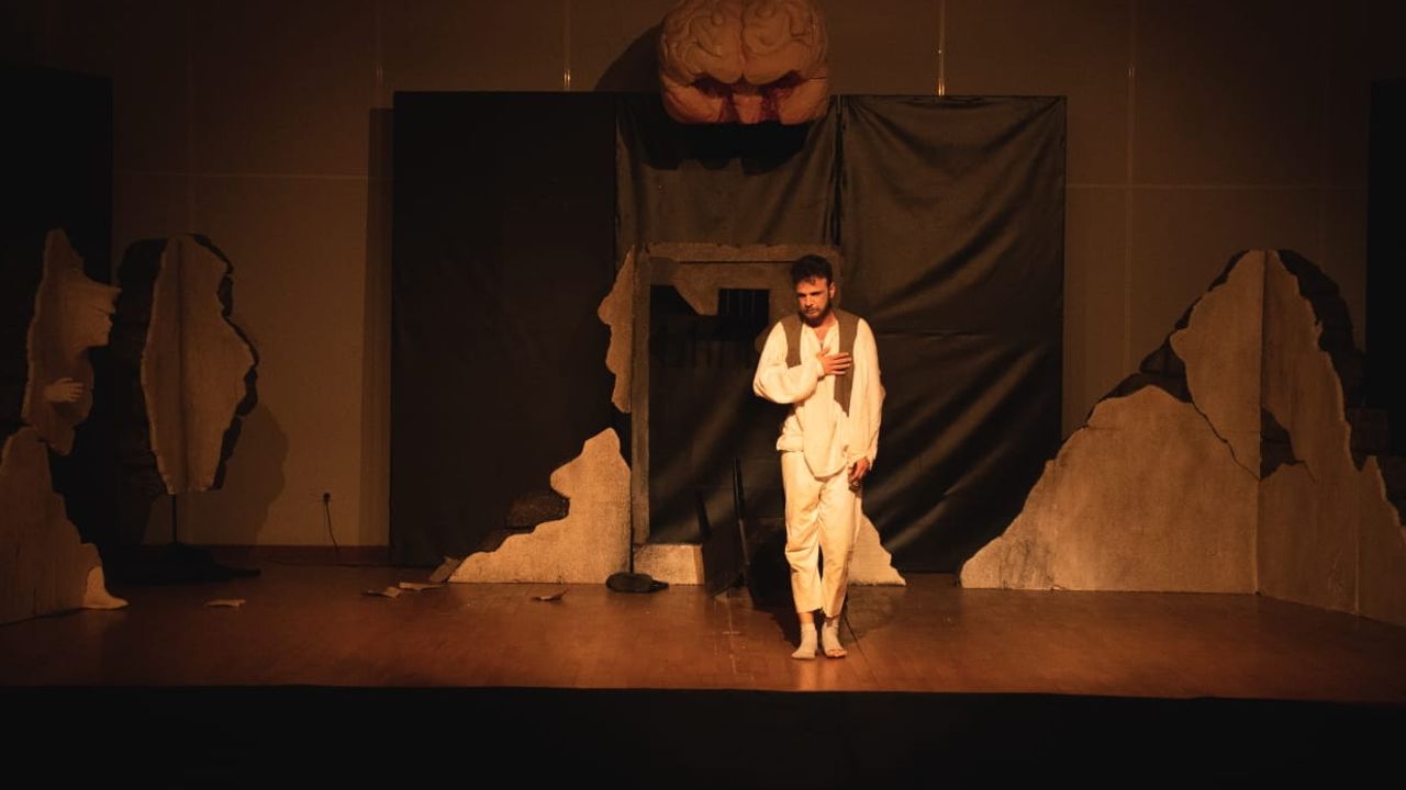 Girne Belediyesi Tiyatro Topluluğu, "Bir Delinin Hatıra Defteri" adlı oyunuyla turnede