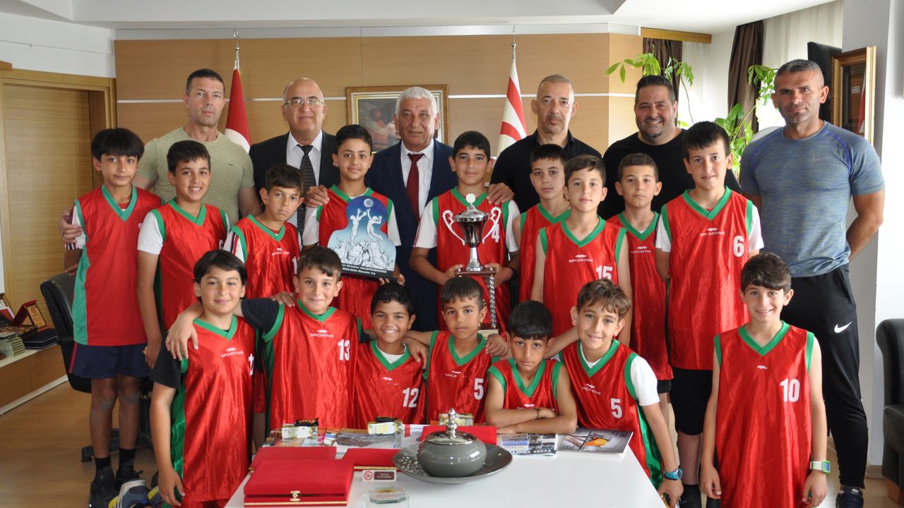 Güzelyurt Belediye Başkanı Özçınar, şampiyon futbol takımını kabul etti