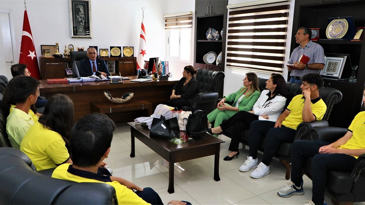 Öğrencilerden Eğitim Bakanı Çavuşoğlu’na ziyaret