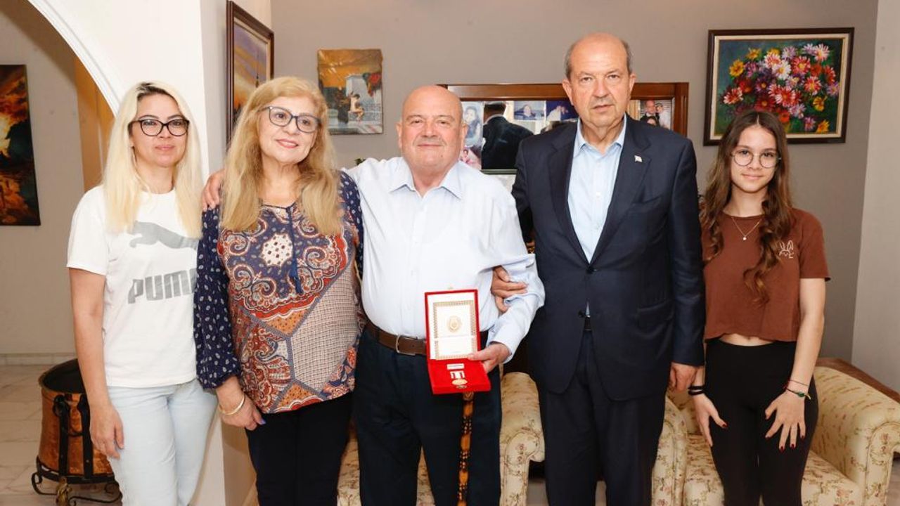 Cumhurbaşkanı Tatar, Dr. Münür Hüdaverdi’ye Milli Mücadele Madalyası takdim etti