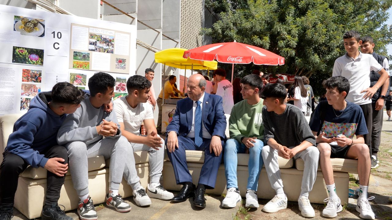 Cumhurbaşkanı Tatar, LTL’de düzenlenen Yabancı Dil Şenliği’ne katılarak öğrencilerle bir araya geldi
