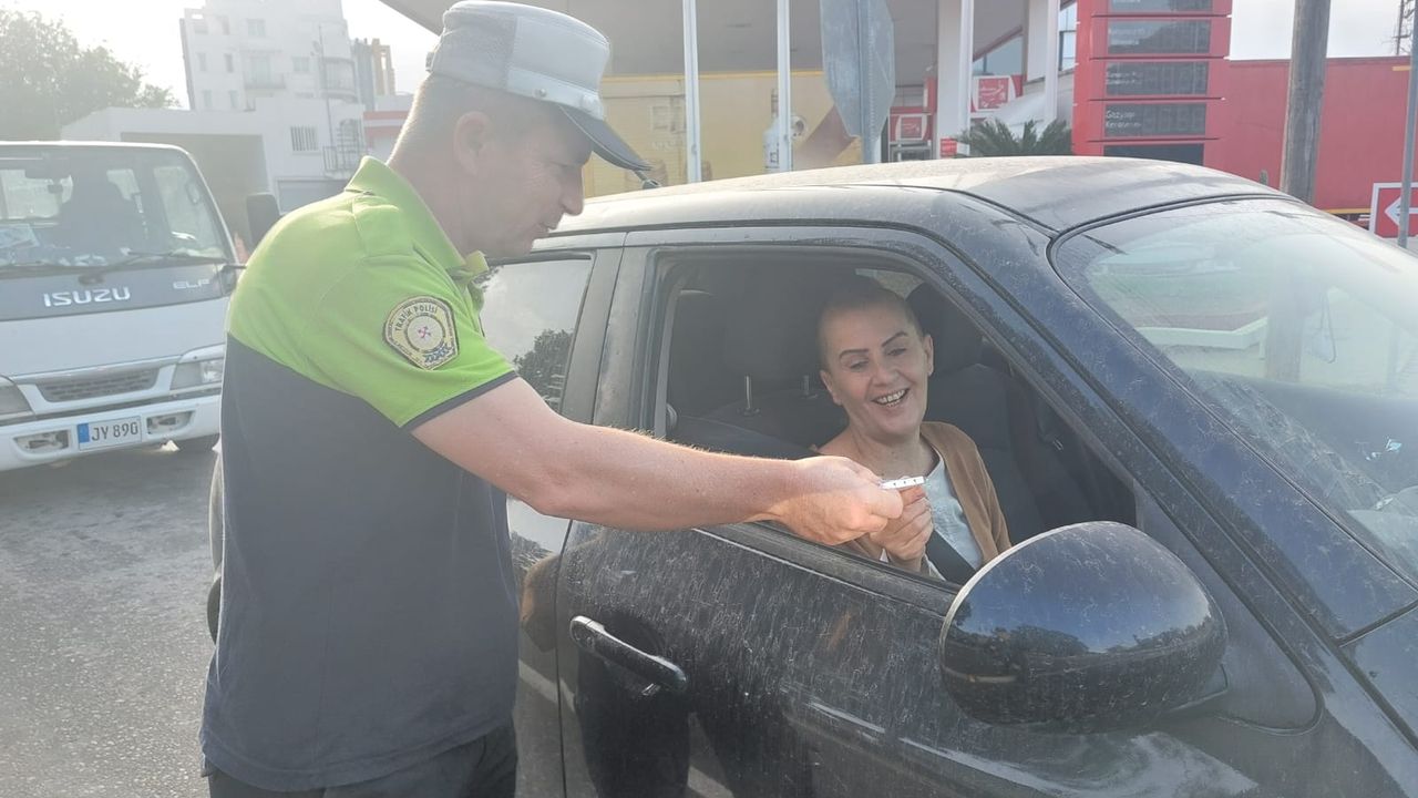 Trafik Haftası kapsamında, polis tarafından sürücülere araç parfümü dağıtıldı ve öğrencilere trafik eğitimi verildi…