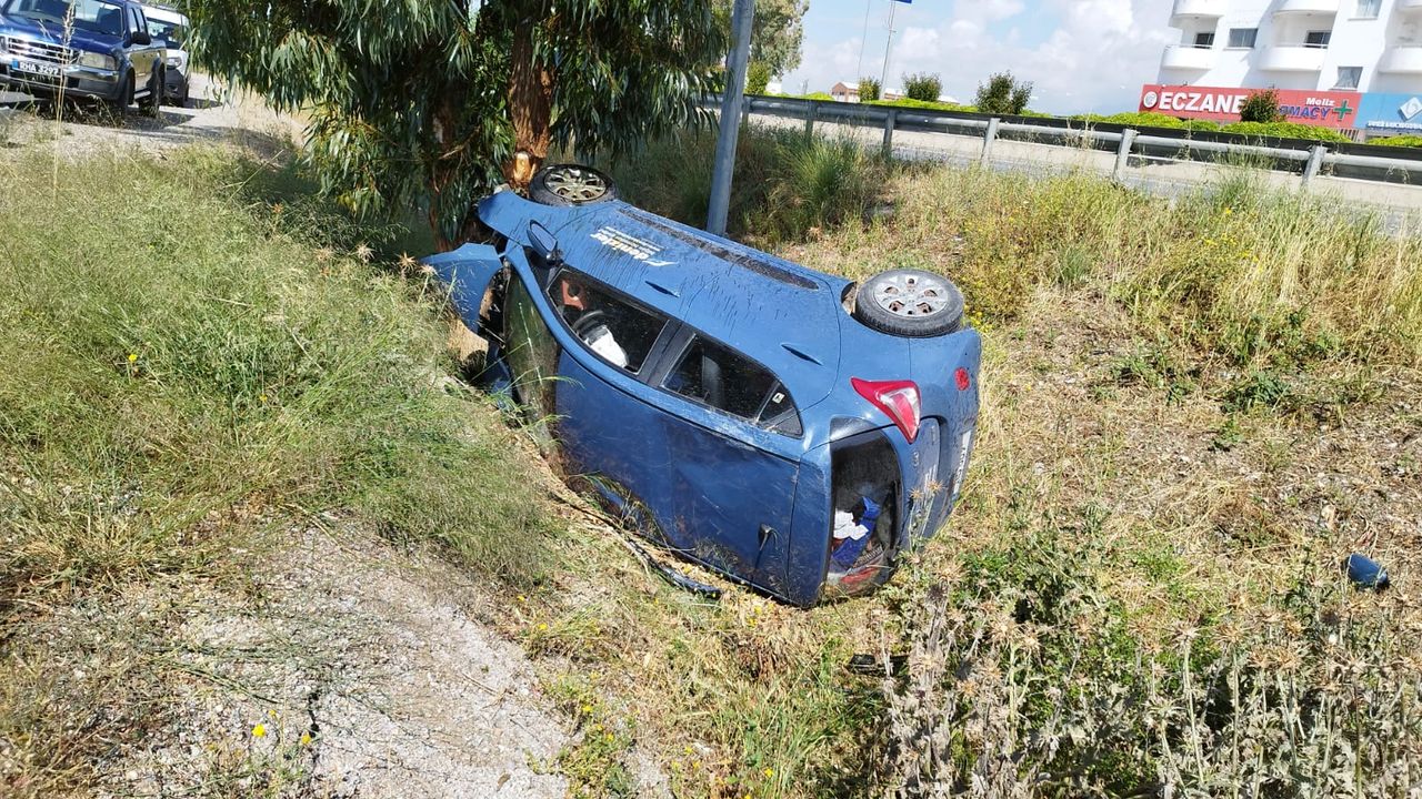 Demirhan’daki kazada aracıyla banketten düşüp ağaca çarpan genç yaralandı