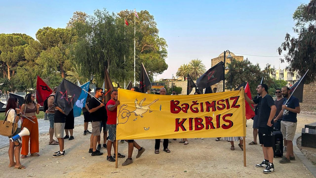 Anonim Gençlik, Baraka Kültür Merkezi ve Bağımsızlık Yolu “Bağımsız Kıbrıs” şiarıyla eylem düzenledi
