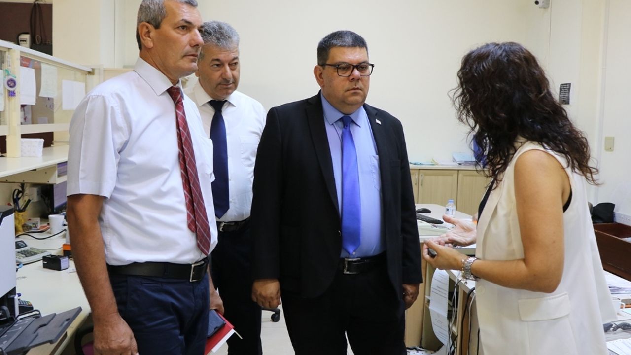 Maliye Bakanı Berova, Gelir ve Vergi Dairesi Girne Şubesi'nde incelemelerde bulundu