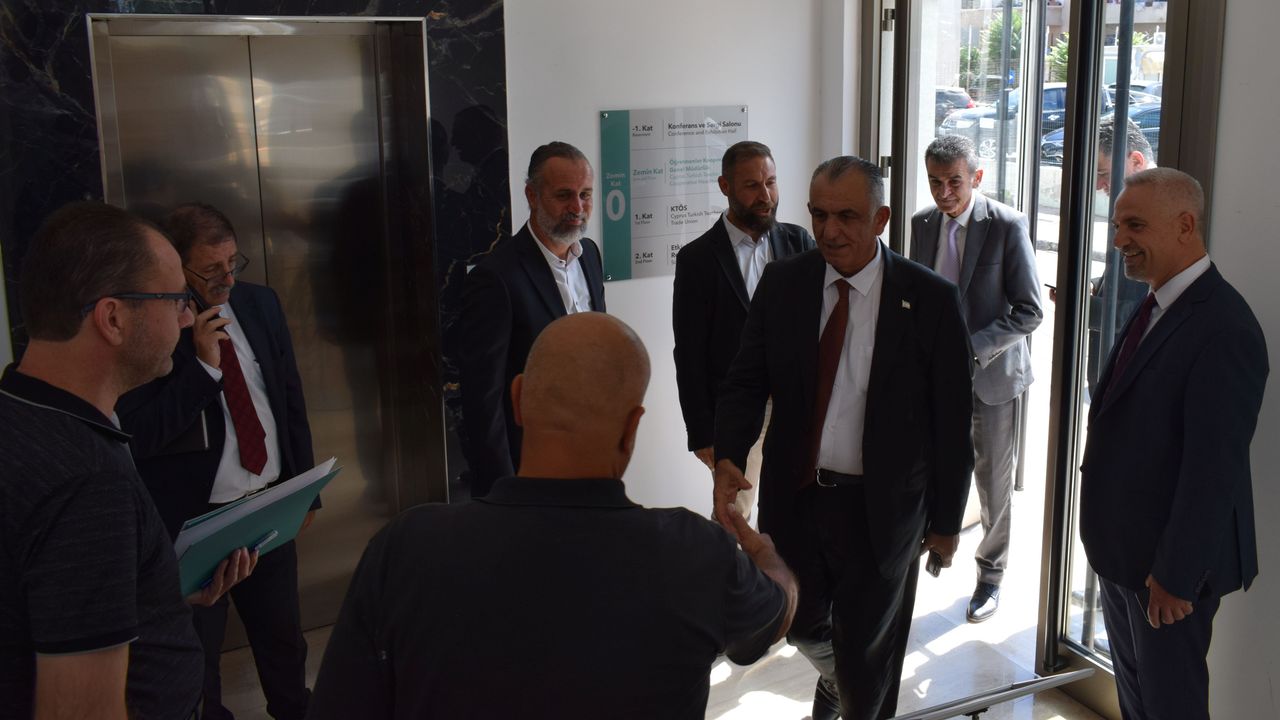 Milli Eğitim Bakanı Çavuşoğlu KTÖS’ü ziyaret etti