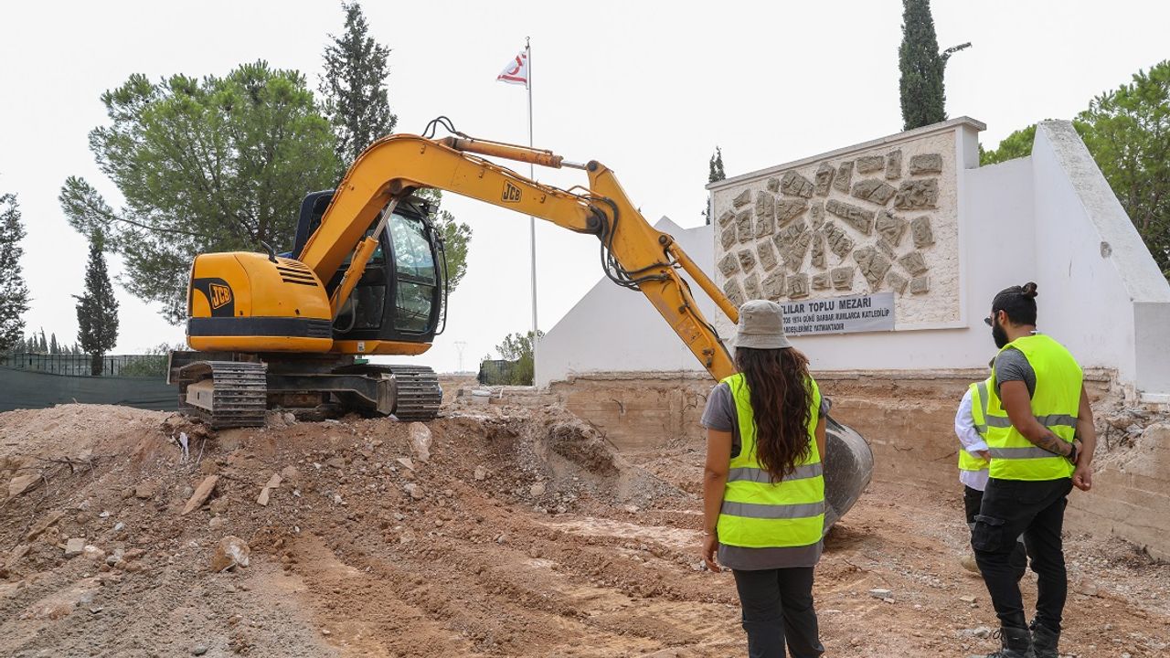 Katliam kurbanı Kıbrıslı Türklerin ayrı kabirlere nakledilmesi için Atlılar toplu mezarı açılıyor