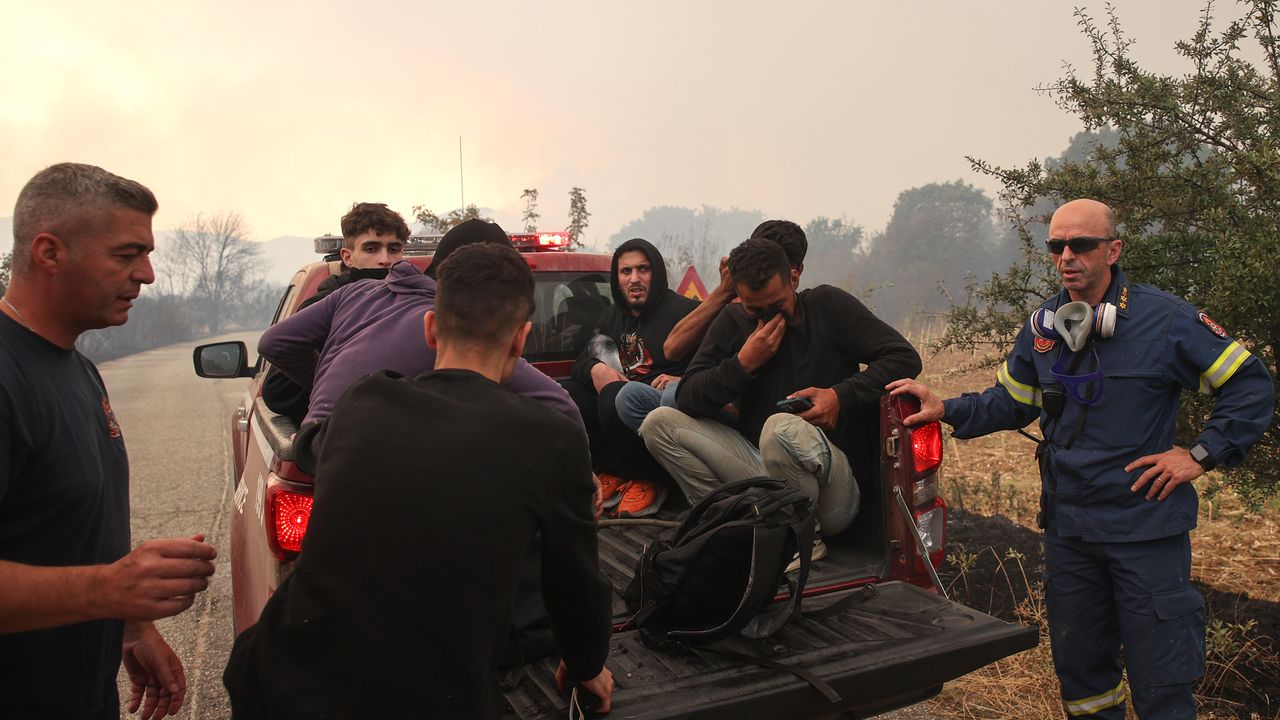 Yunanistan'daki yangınlarda düzensiz göçmenler de çıkış yolu arıyor