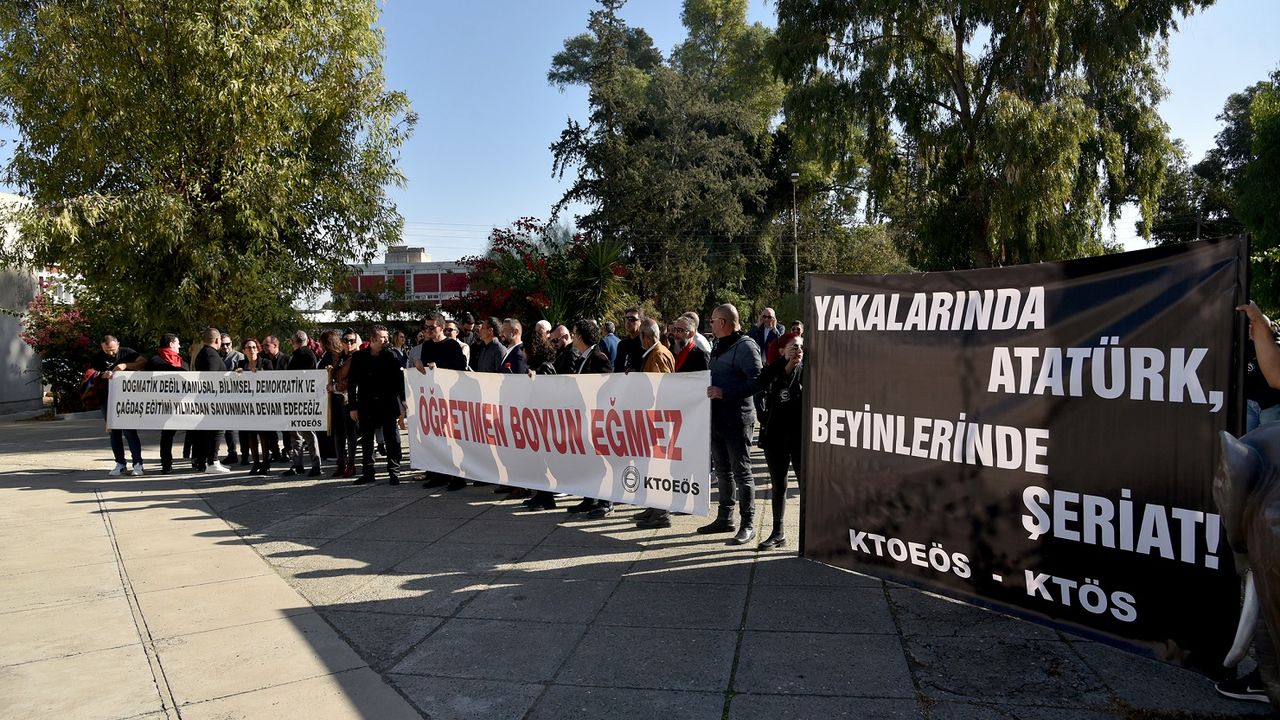 24 Kasım Öğretmenler Günü… Atatürk Anıtı ve AKM'de tören düzenlendi