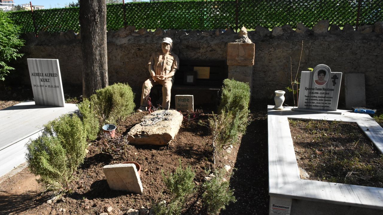 Girne Belediye sınırları içerisindeki mezarlıkların bakım ve temizlik çalışmaları sürüyor