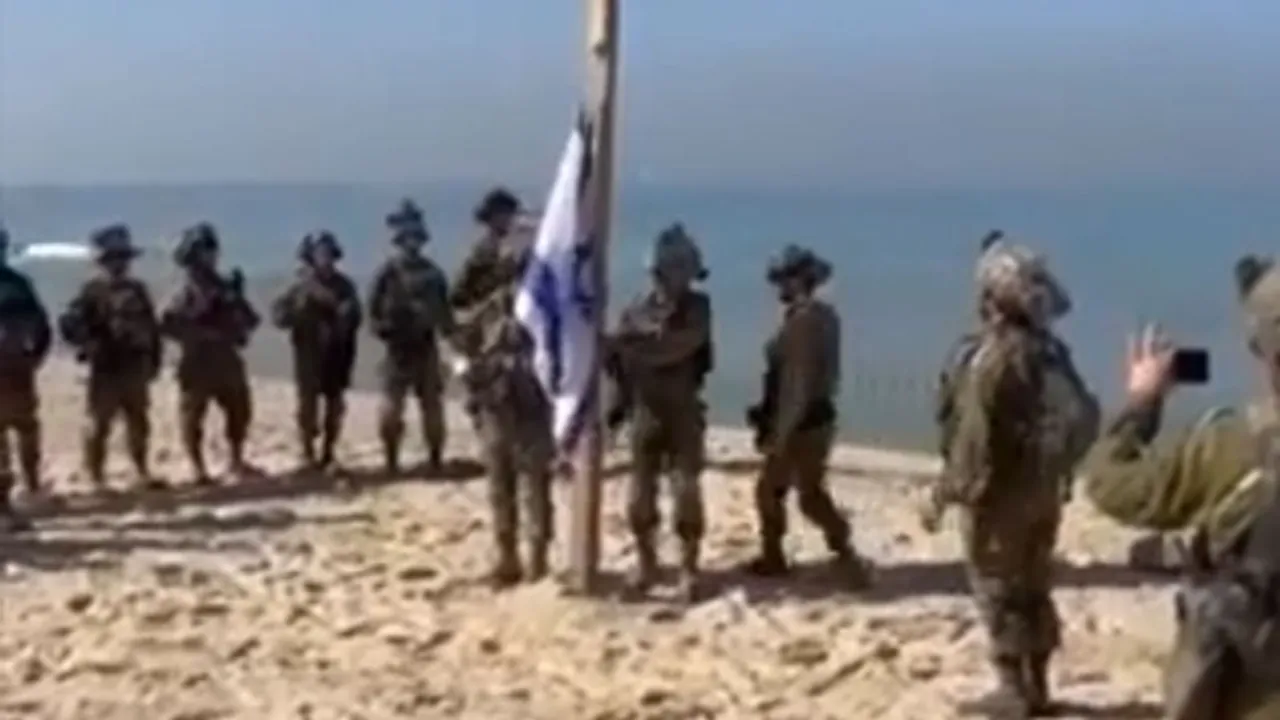 İsrail askerlerinin Gazze sahiline İsrail bayrağı çektiği öne sürülen görüntüler yayımlandı
