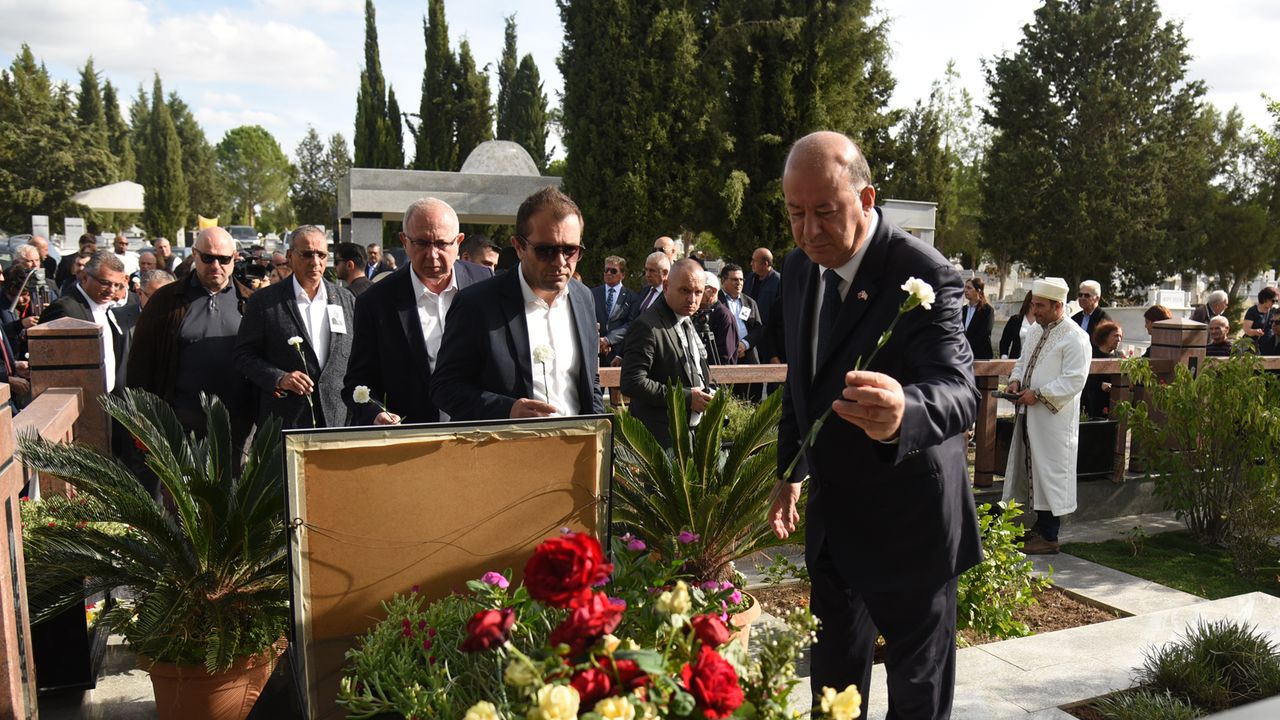 Salih Miroğlu 18'inci ölüm yıl dönümünde mezarı başında anıldı
