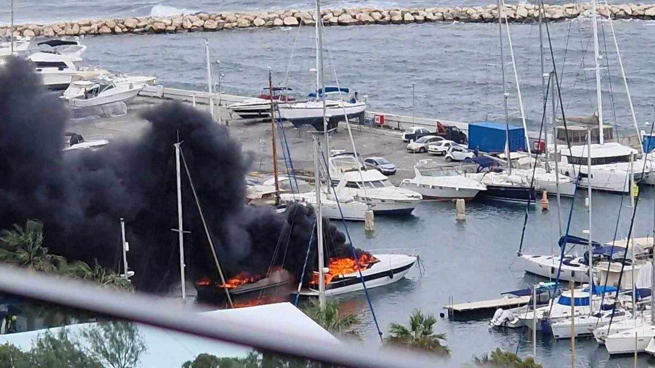 Larnaka Marinasında bağlı 3 motor-yat yandı, toplam zarar 1 milyon Euro civarında