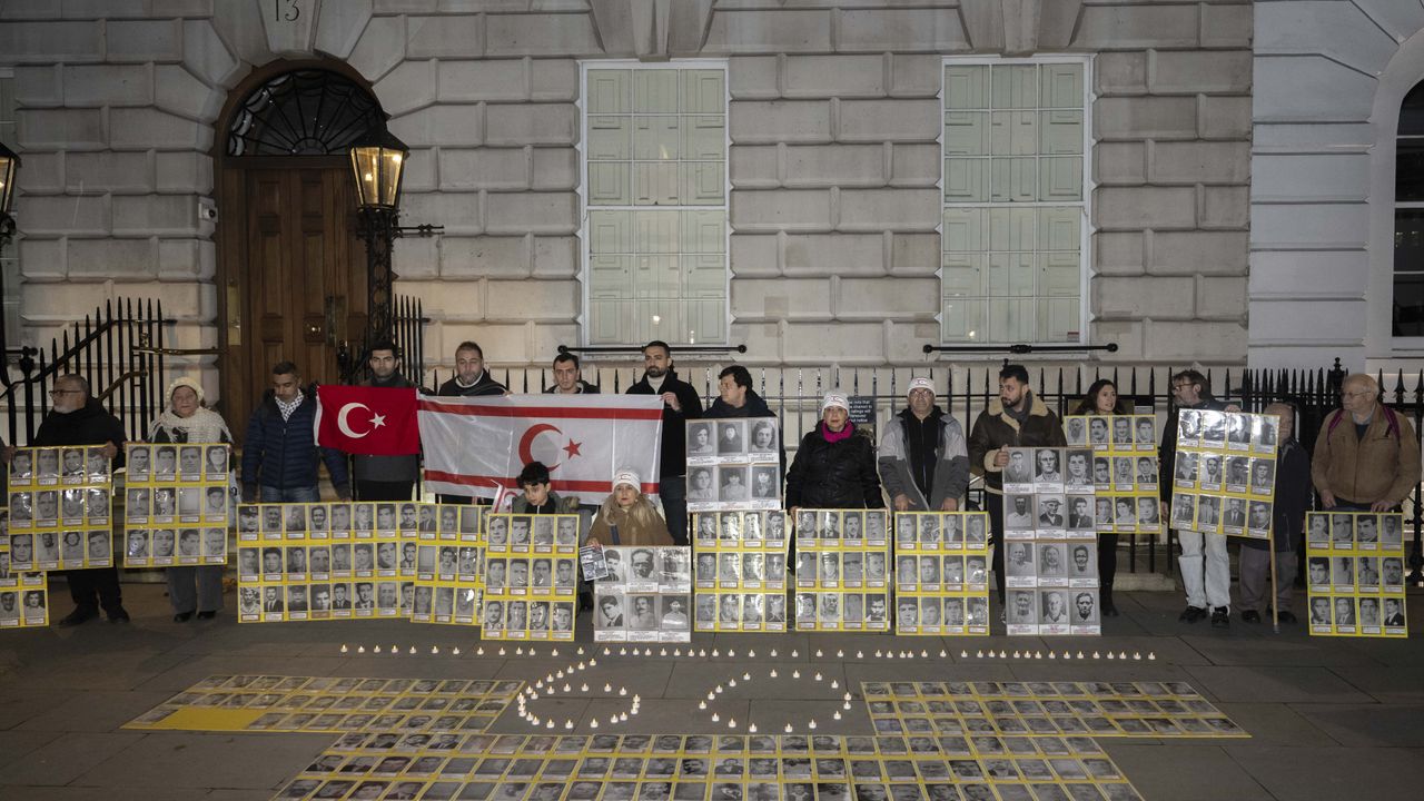 İngiltere'de Kıbrıs Türkleri, "Kanlı Noel" katliamının 60'ıncı yılında kurbanları andı