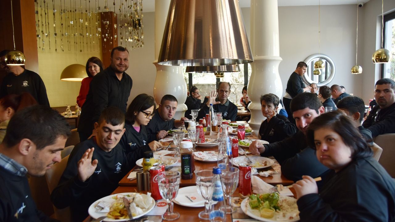 Sosyal Hizmetler Bakanı Gardiyanoğlu özel gereksinimli gençlerle buluştu