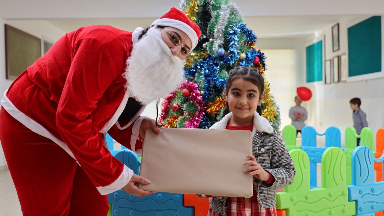 İskele Belediyesi, çocuklara yeni yıl hediyesi dağıttı
