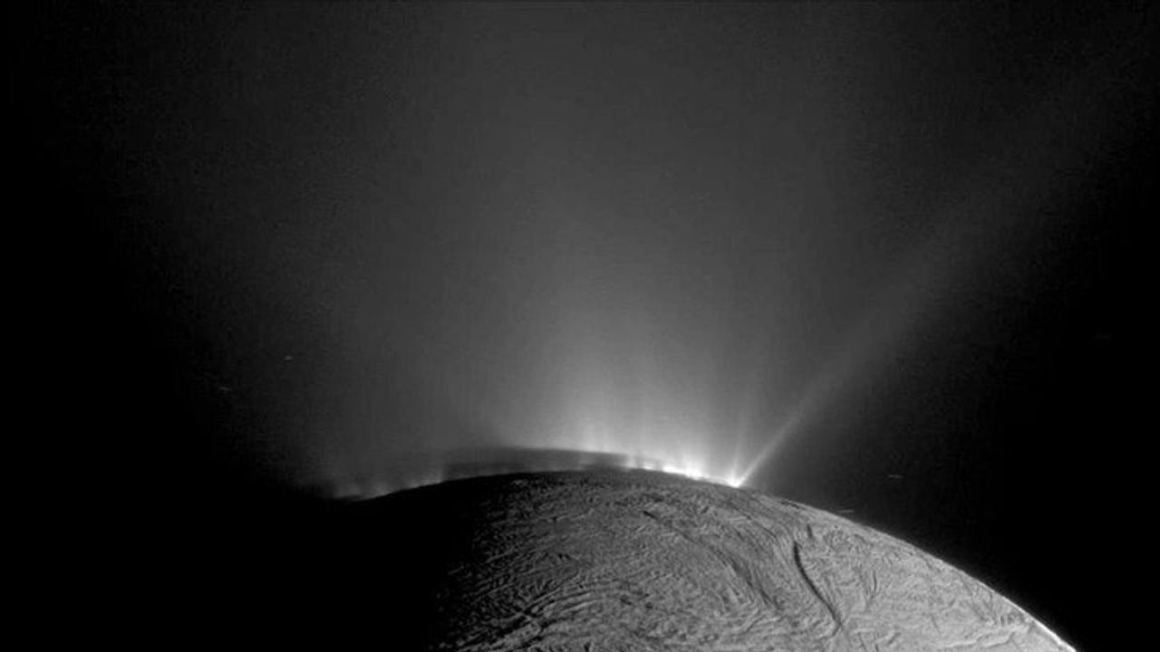 Satürn'ün uydusunda yaşam için gerekli bileşenlerden hidrojen siyanür bulgusuna rastlandı