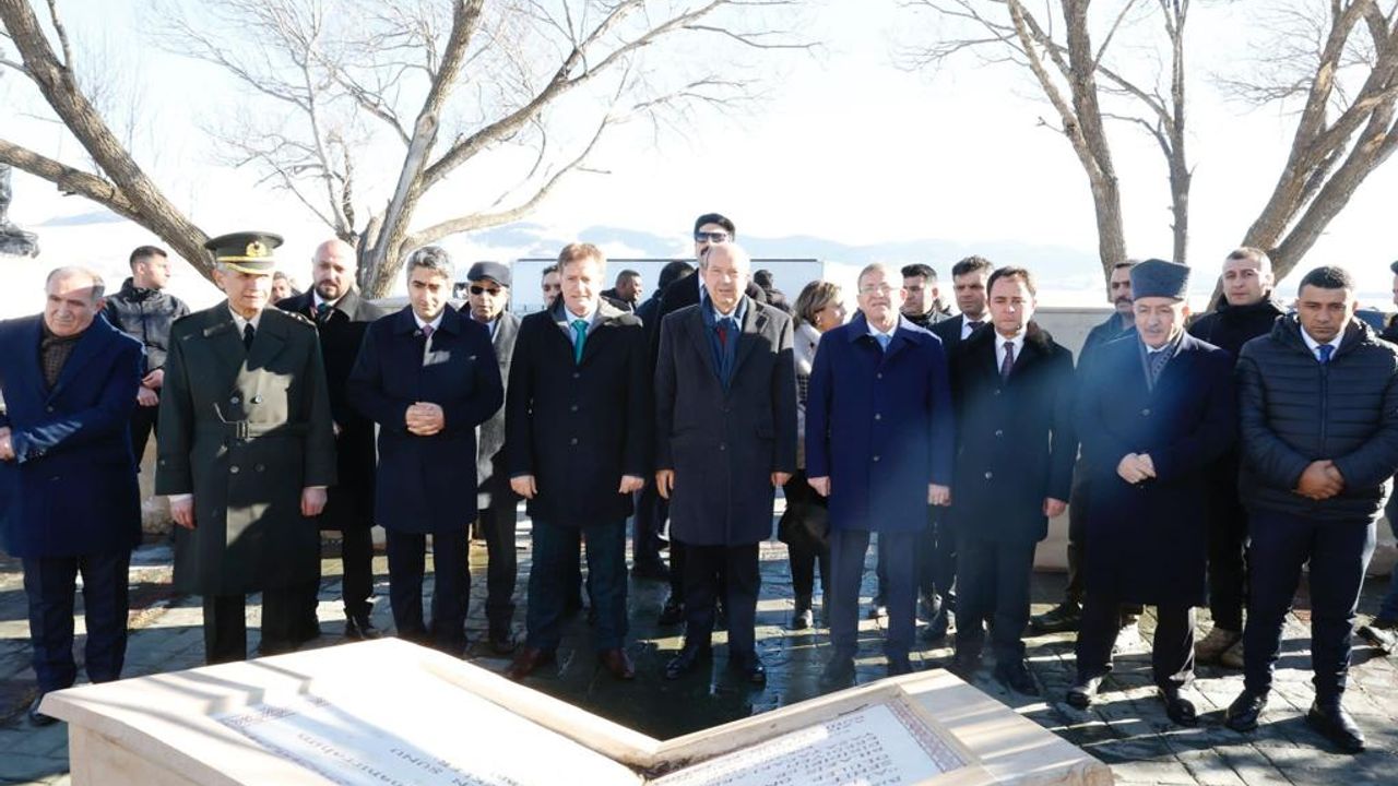 Cumhurbaşkanı Tatar Kars'ta... Sarıkamış Anıtı’nı ziyaret eden Tatar, şehitlere çiçek sundu, dua okudu