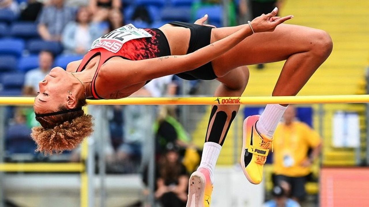 Buse Savaşkan, 1.91 atlayarak 22 yıldır kırılamayan kadınlar yüksek atlama salon Türkiye rekorunun yeni sahibi oldu