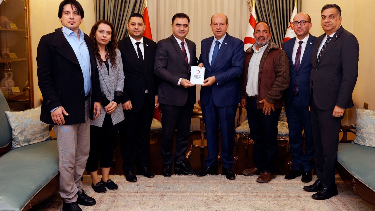 Cumhurbaşkanı Tatar, Kıbrıs Türk Kızılayı Başkanı Sezen ile görüştü