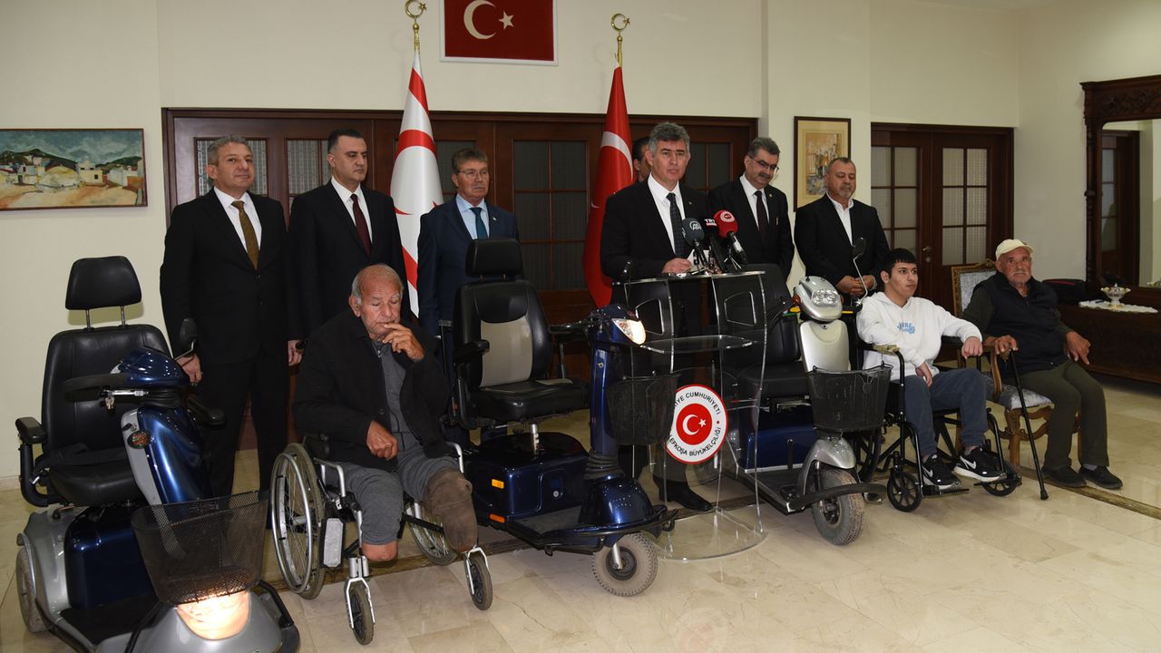 KKTC ve Türkiye’den bazı kurumlarının işbirliğiyle 16 akülü 25 de bisiklet türü sandalye engellilere dağıtılıyor