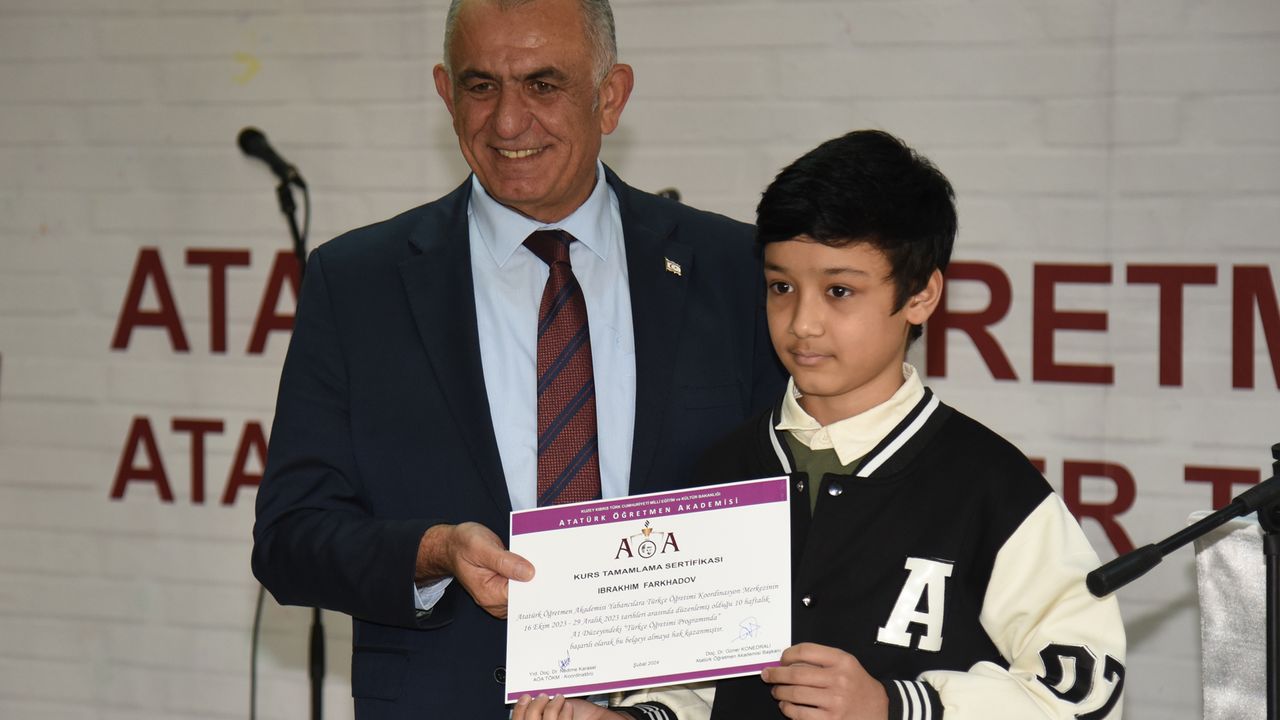 Bakan Çavuşoğlu, Yabancılara Türkçe Öğretimi Kursu’nu başarıyla tamamlayan öğrencilere sertifikalarını takdim etti