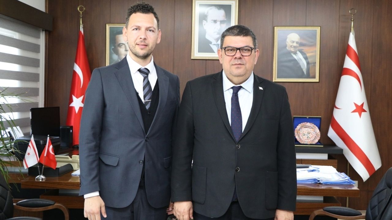 Maliye Bakanı Berova, KKTCDOB Genel Sorumlu ve Genel Sanat yönetmeni Töre’yi kabul etti