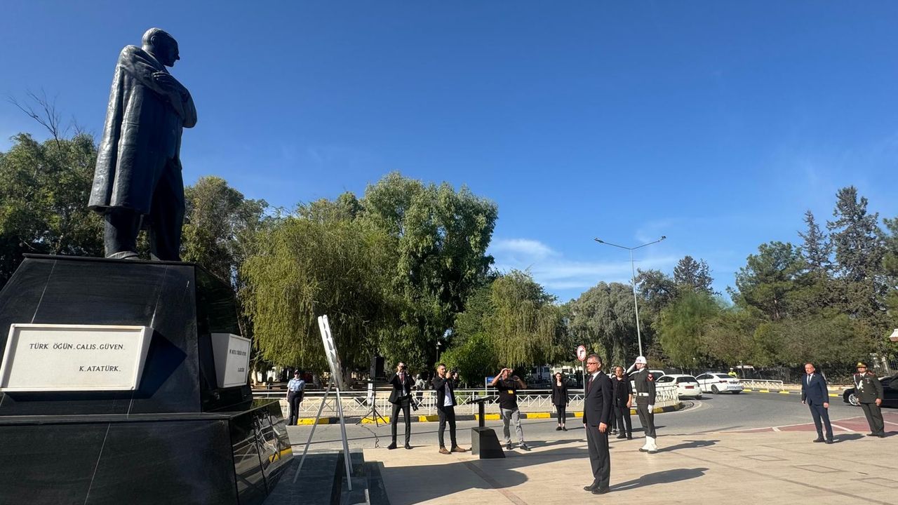 Cumhurbaşkanı Tufan Erhürman, Atatürk Anıtı’na çelenk sundu