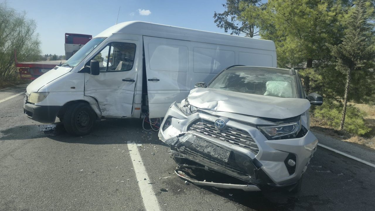 Ercan-İskele ana yolunda zincirleme trafik kazası...