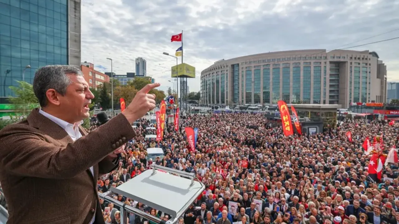 CHP Genel Başkanı Özel, İmamoğlu'na destek için gittiği İstanbul Adliyesi önünde konuştu