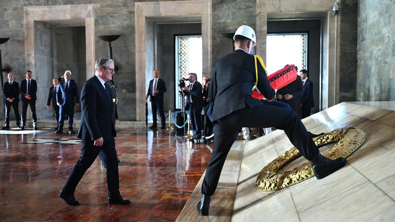 İngiltere Başbakanı Starmer, Anıtkabir'i ziyaret etti