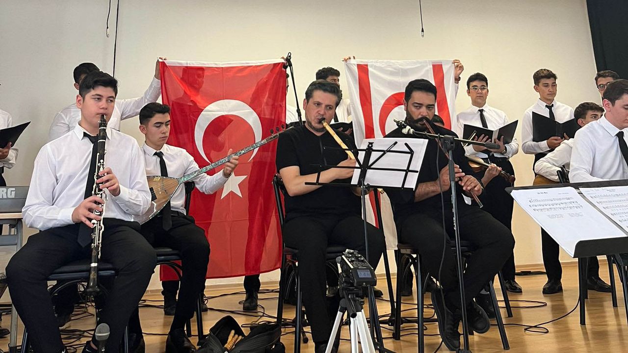 Türkiye’den gelen koro, Hala Sultan İlahiyat Koleji’nde Cumhuriyet Bayramı nedeniyle konser verdi