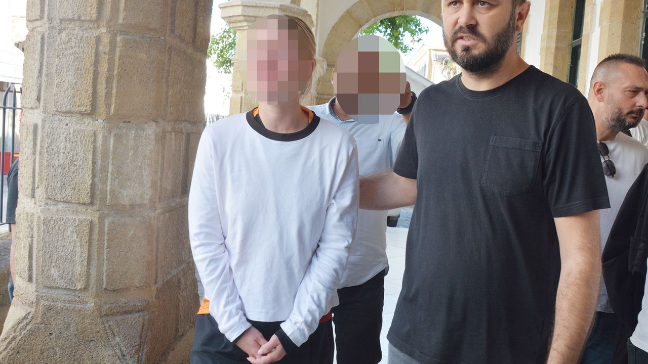 Ercan Havalimanı’nda uyuşturucu maddeyle yakalanan zanlı mahkemeye çıkarıldı