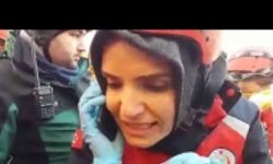 Kurtarma görevlisinin enkaz altındaki vatandaşla konuşması kamerada!