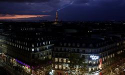 Paris'te birçok mahalle elektrik kesintisi nedeniyle karanlığa büründü