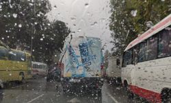 Polisten sürücülere uyarı… Yağış nedeniyle bazı yollarda görüş mesafesi azaldı