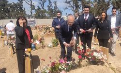 Kılıçdaroğlu, Şampiyon Melekler’in kabirlerini ziyaret edip çiçek bıraktı