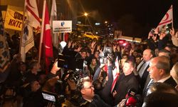 Cumhurbaşkanı Tatar'a ülkeye dönüşünde destek gösterisi