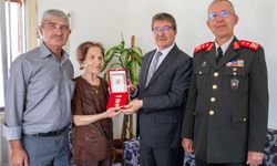 Başbakan Üstel, Neriman Yıldızal'a mücahitlik madalyası taktim etti