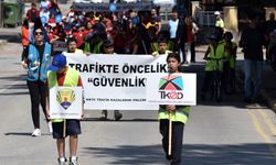 Öğrenciler, trafik güvenliği talebiyle, Cumhurbaşkanlığı ve Meclis’e yürüdü