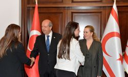 Cumhurbaşkanı Ersin Tatar ve eşi Sibel Tatar, Cumhurbaşkanlığı personeliyle bayramlaştı