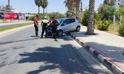 Güzelyurt'ta kaza... Karşı şeride geçip kaldırımda durabilen aracın sürücüsü yaralandı