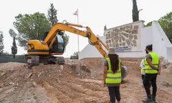 Katliam kurbanı Kıbrıslı Türklerin ayrı kabirlere nakledilmesi için Atlılar toplu mezarı açılıyor