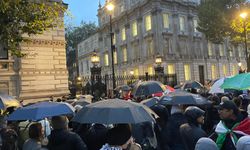 Londra’da Filistin yanlısı binlerce gösterici Başbakanlık ofisinin yer aldığı Downing Sokağı’nda toplandı