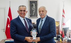 Bakan Çavuşoğlu, "Türk Dünyası şiir ödülünü” kazanan Öksüzoğlu’nu kabul etti