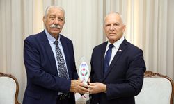 Töre Türk Dünyası Şiir Ödülünü Kazanan Öksüzoğlu'nu kabul etti